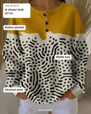 Liv details: Button placket, Waffle knit, Abstract print.
